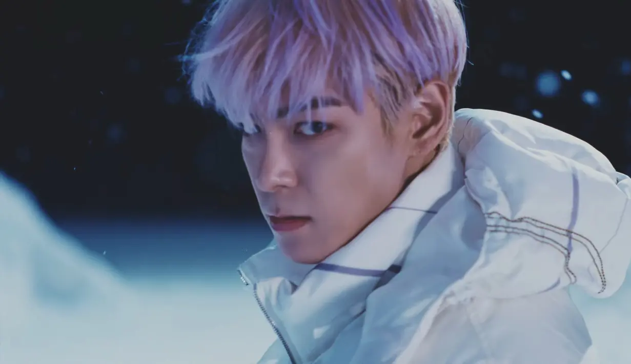 Sempat mengenakan topeng, akhirnya ia menunjukkan wajahnya yang sudah lama dirindukan VIP. (YouTube BigBang)