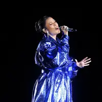 Raisa ukir sejarah sebagai solois perempuan Indonesia pertama yang gelar konser di GBK. Mimpi yang tertunda 3 tahun, terwujud. (Bambang E Ros/Fimela.com)