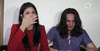 Dylan Carr dan Hana Saraswati tak kuasa menahan air mata di Panti Sosial Wisma Tuna Ganda.