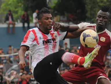 Pemain Asing Persija, Patrick Da Silva (kiri) berebut bola dengan pemain Barito Putera pada laga uji coba di Stadion Bea Cukai, Jakarta, Selasa (5/4/2016). Patrick Da Silva berhasil mencetak satu gol untuk Persija. (Liputan6.com/Helmi Fithriansyah)