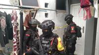Tim Penjinak Bom dari Brimob Polda Metro Jaya menyisir lokasi ledakan di Pamulang. (Antara)