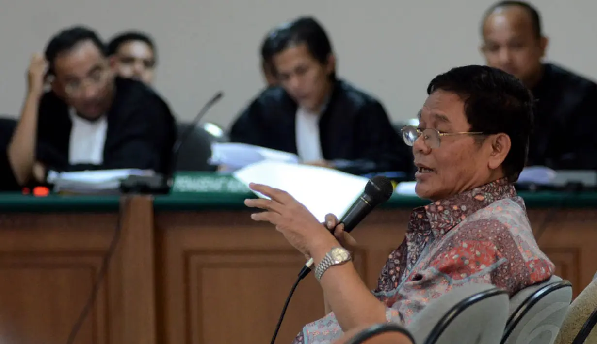 Saat persidangan, Ahmad Mubarok membantah dirinya mengetahui ada posko pemenangan Anas Urbaningrum saat mencalonkan sebagai Ketua Umum Partai Demokrat 2010 lalu. (14/7/14) (Liputan6.com/Faisal R Syam)
