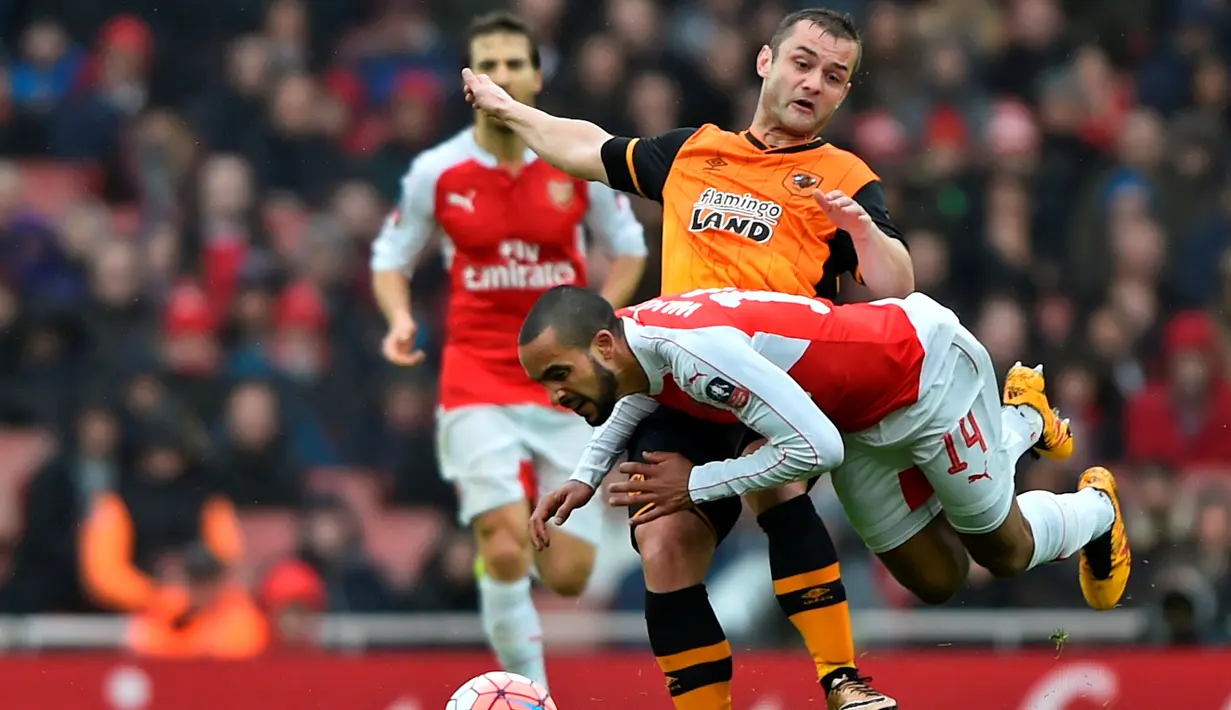 Pemain Arsenal, Theo Walcott (kanan), dilanggar pemain Hull City, Shaun Maloney dalam putaran kelima Piala FA Inggris di Stadion Emirates, London, Inggris, Sabtu (20/2/2016). (Reuters/Hannah McKay)