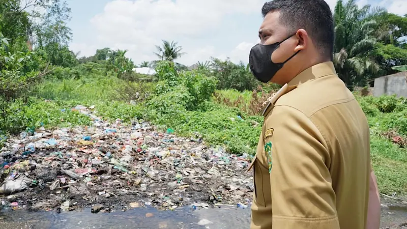 Wali Kota Medan Bobby Nasution meninjau kondisi ruas jalan rusak karena masalah tumpukan sampah yang bertahun-tahun terbengkalai di Jalan Cempaka, Sari Rejo, Medan Polonia, Senin (3/5/2021).