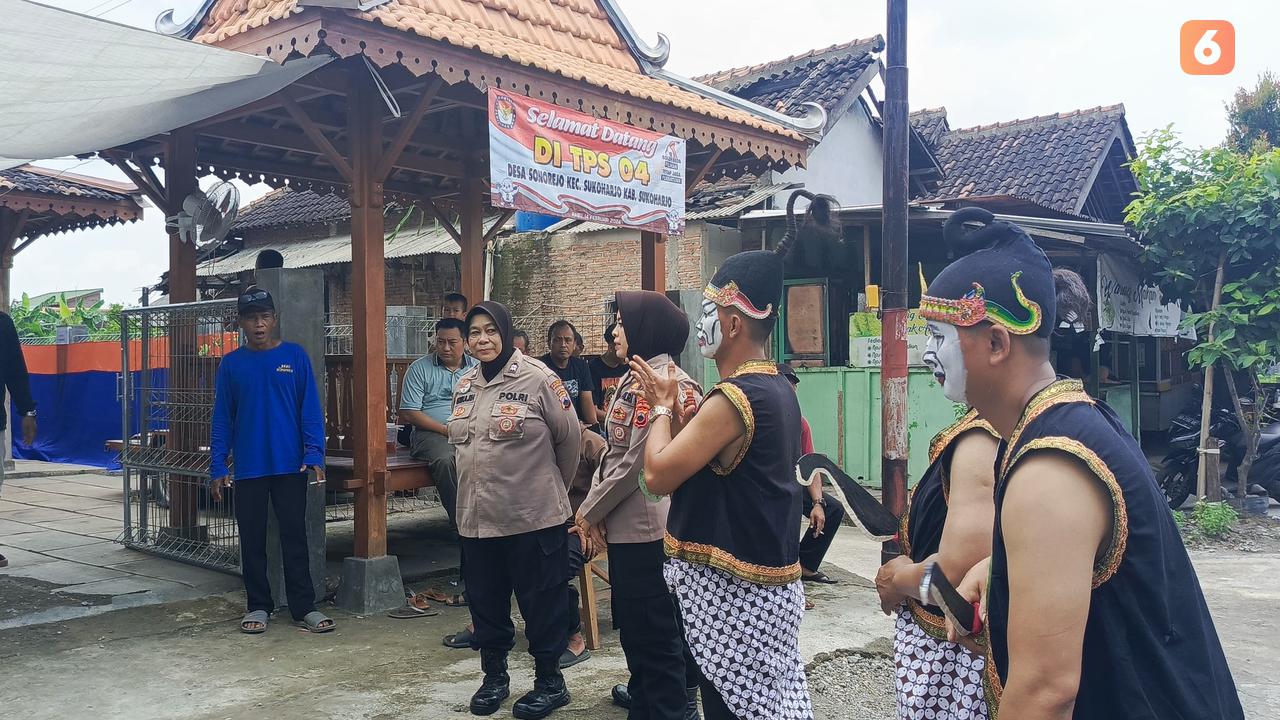 Berkostum Punokawan, Polres Sukoharjo Ajak Masyarakat Wujudkan Pemilu yang Aman dan Damai