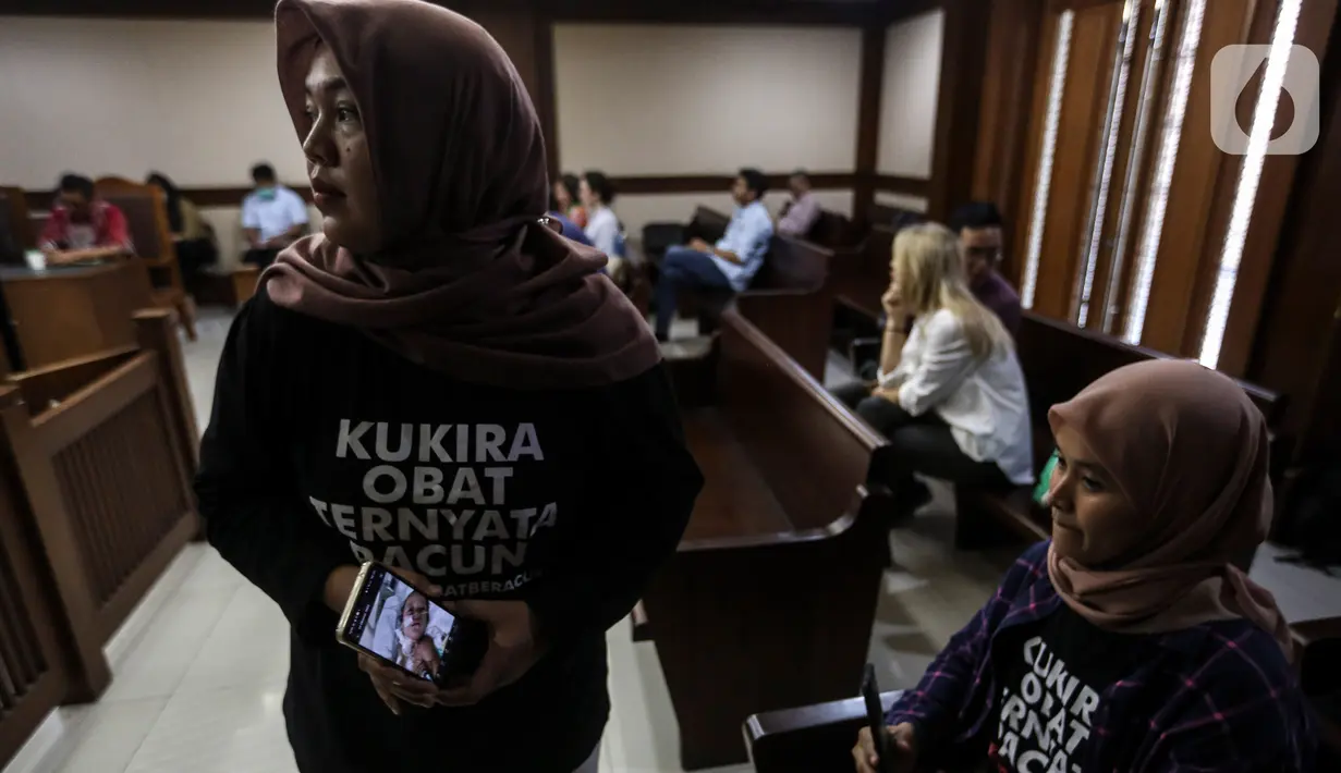 Solihah orangtua korban gangguan ginjal akut progresif atipikal (GGAPA) memegang foto anaknya saat menghadiri sidang lanjutan gugatan class action GGAPA di Pengadilan Negeri Jakarta Pusat, Jakarta, Selasa (18/7/2023). (Liputan6.com/Johan Tallo)