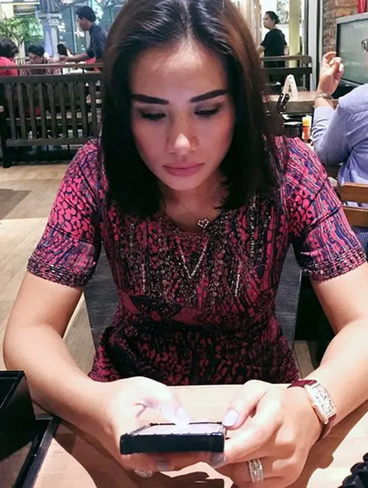 Ibu satu anak itu mengaku bahwa saat menjalani syuting sinetron Agustus 2016, ia melepas hijabnya. Saat ada tawaran, ia di suruh lepas hijab. Dengan terpaksa ia melepas hijabnya. (Instagram/shintabachir86_real)