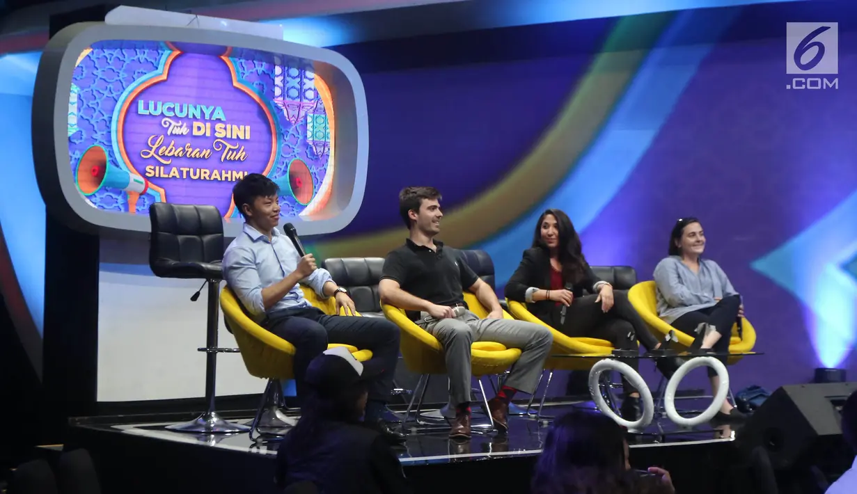 Mahasiswa Universitas Virginia saat berkunjung di Studio Indosiar, Daan Mogot, Jakarta, Kamis (31/5). Kunjungan ini Juga untuk lebih memperkenalkan Emtek Group ke masyakarat luar dan kesempatan untuk menjalin kerja sama. (Liputan6.com/Arya Manggala)