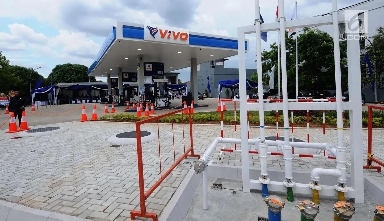 Tampilan depan SPBU Vivo di kawasan Cilangkap, Jakarta, Kamis (26/10). SPBU tersebut akan menyalurkan BBM bensin Research Octane Number (RON) 89, 90, dan 92 dengan merk Revvo. (Liputan6.com/Helmi Fithriansyah)