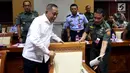 Menteri Pertahanan Ryamizard Ryacudu bersiap mengikuti rapat kerja dengan Komisi I DPR di Senayan, Jakarta, Selasa (3/10). Raker membahas RUU pengesahan persetujuan kerjasama pertahanan Indonesia dengan Papua Nugini. (Liputan6.com/Johan Tallo)