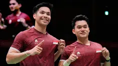 Ganda putra Indonesia Daniel Marthin (kiri) dan Leo Rolly Carnando merayakan kemenangan atas pasangan China Liang Weikeng dan Wang Chang pada pertandingan final ganda putra bulu tangkis Asian Games 2026 di Ichinomiya, Jepang, Selasa (29/9/2026). (AP Photo/Dita Alangkara)