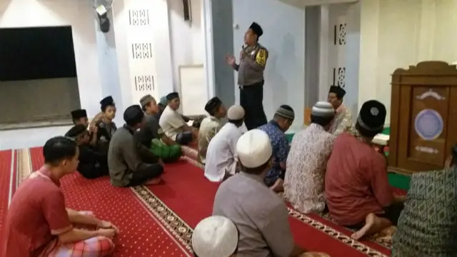 Kisah Bripka Ya'Hendri, Berdakwah Menembus Desa Terpencil di Kalbar