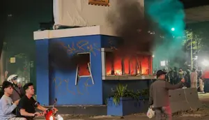 Pos Polisi di Bawah Flyover Slipi Dibakar Massa