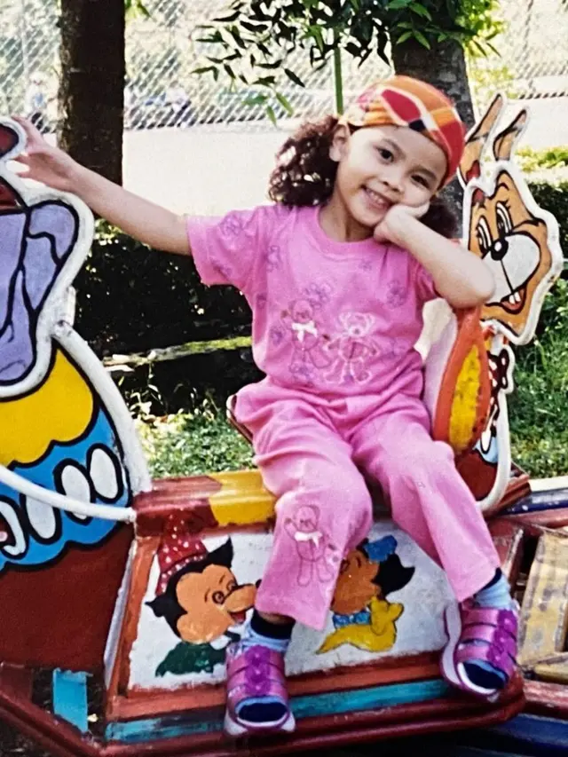 Ulang Tahun ke-24, Ini 6 Potret Masa Kecil Awkarin yang Bikin Pangling