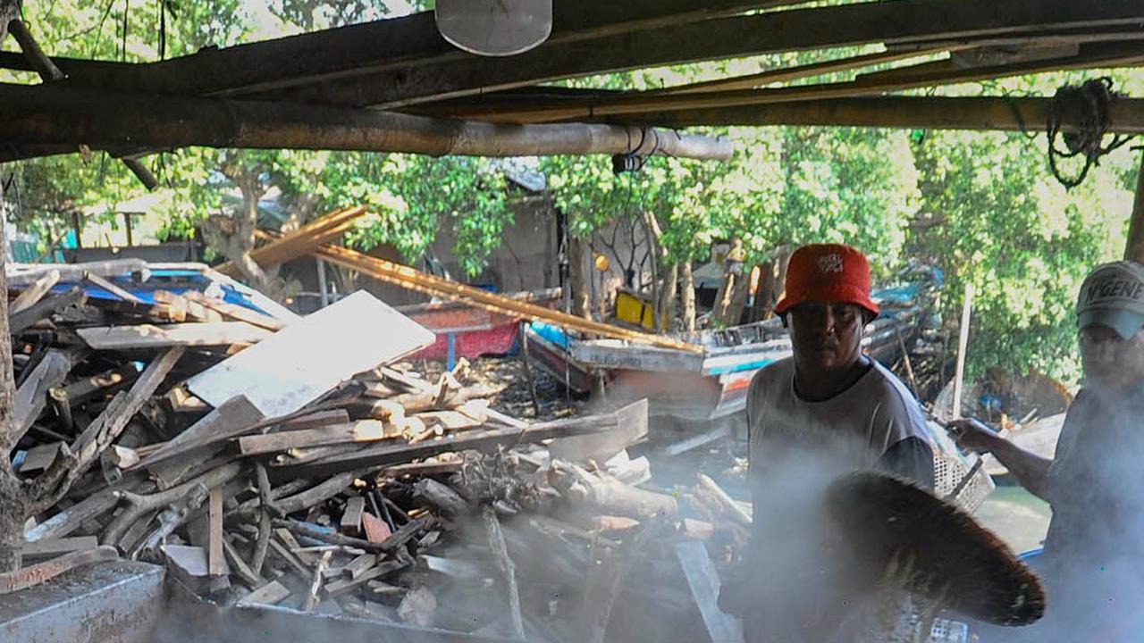 Teknik pengolahannya yang masih sederhana dan tradisional ini membuat mereka tak perlu menggunakan bahan bakar gas.