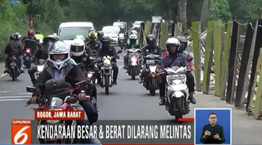 Puluhan pekerja terus merampungkan bagian tebing yang longsor sepanjang kurang lebih 50 meter.