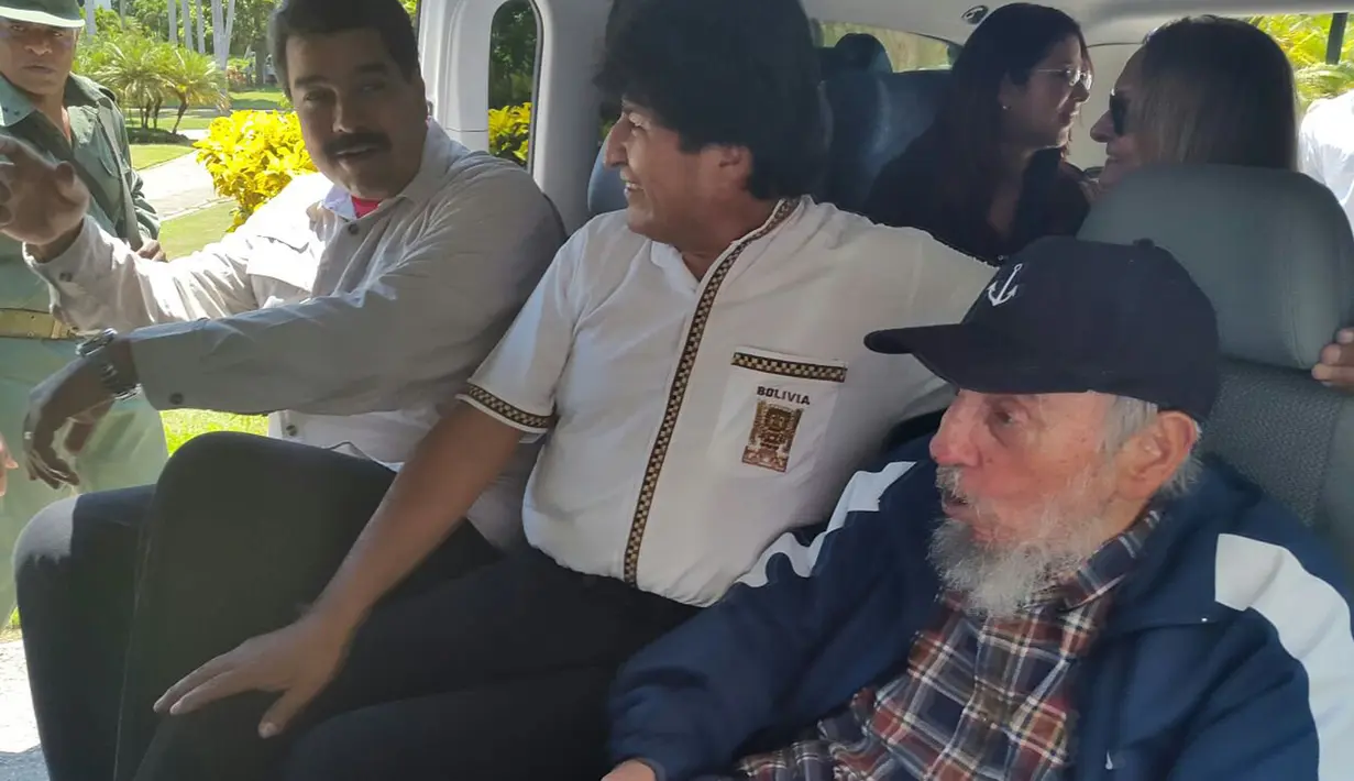 Fidel Castro (kanan) saat bersama Presiden Bolivia Evo Morales (tengah) dan Presiden Venezuela Nicolas Maduro di dalam mobil, Havana , Kuba, Kamis (13/8/2015). Castro  merupakan revolusioner dan politikus terkenal di dunia. (REUTERS/Agencia de Boliviana)