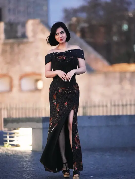 Dress ini dipadukan dengan korset transparan perjelas siluet pinggang rampingnya dan wedges anyaman [@felicyangelista_]