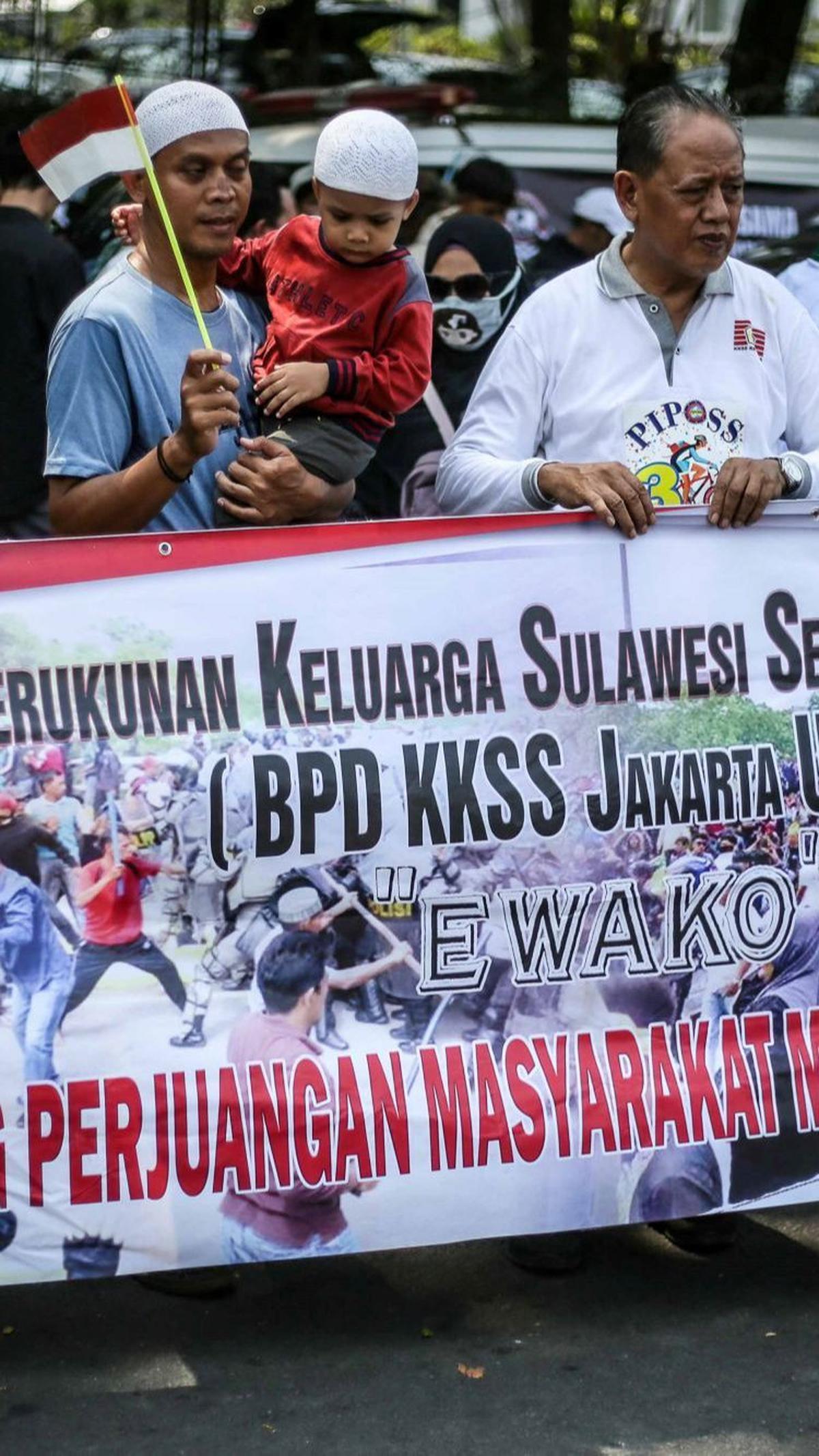 Mereka juga mendesak agar rakyat diperlakukan dengan manusiawi.