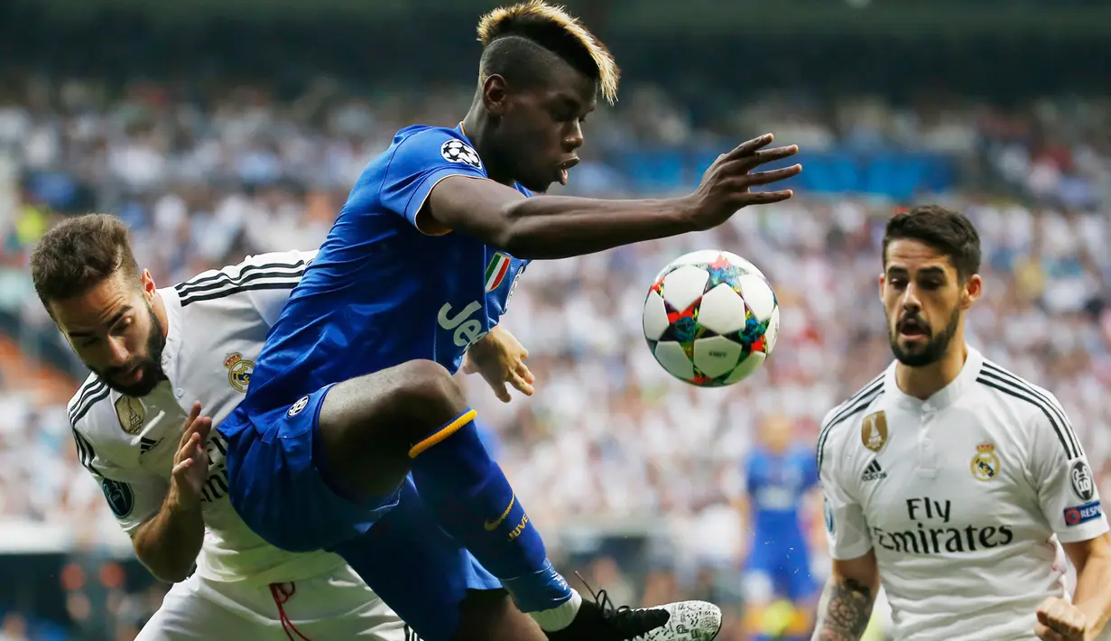 Gelandang Juventus, Paul Pogba berusaha mengontrol bola dari kejaran Dani Carvajal dan Isco saat leg kedua semifinal Liga Champions di Stadion Santiago Bernabeu, Kamis (14/5/2015). Real Madrid bermain imbang 1-1 atas Juventus. (Reuters/Paul Hanna)
