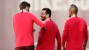 Pemain Barcelona, Lionel Messi (tengah) berbincang dengan Gerard Pique (kiri) saat latihan bersama jelang menghadapi Manchester United (MU) pada leg kedua babak perempat final Liga Champions 2018/19 di Sant Joan Despi, 15 April 2019. Barcelona akan menjamu MU di Camp Nou. (REUTERS/Albert Gea)