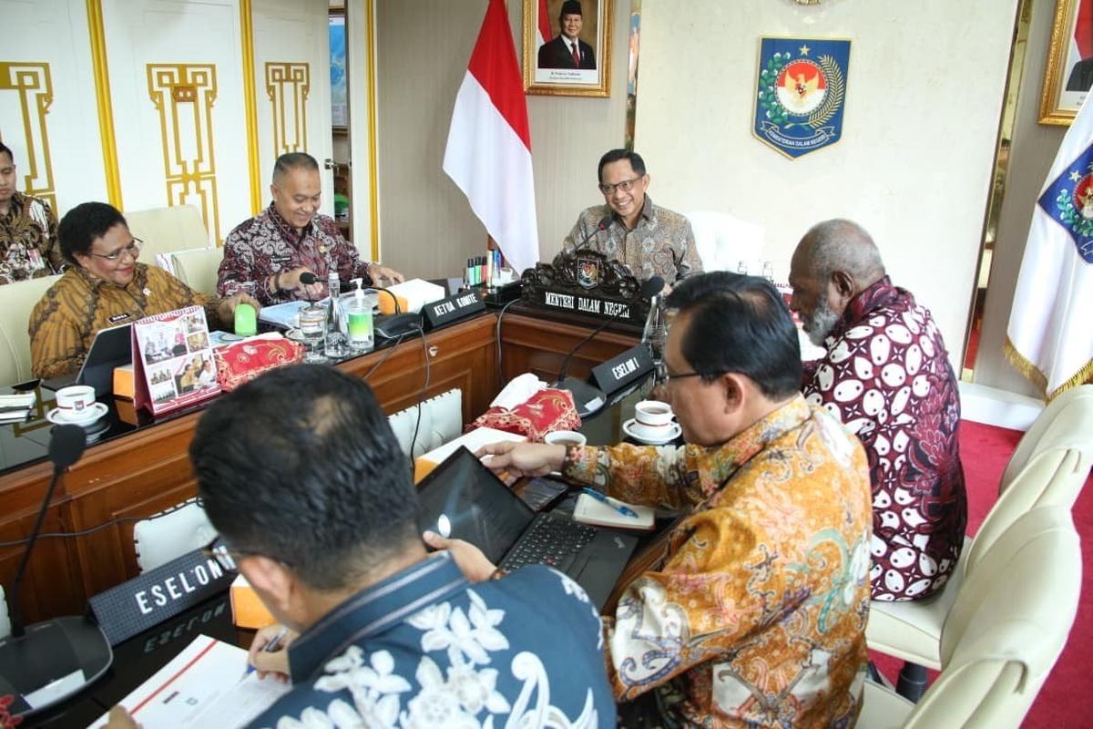 Mendagri Tito Karnavian saat rapat KEPP Otsus Papua di Kantor Pusat Kemendagri