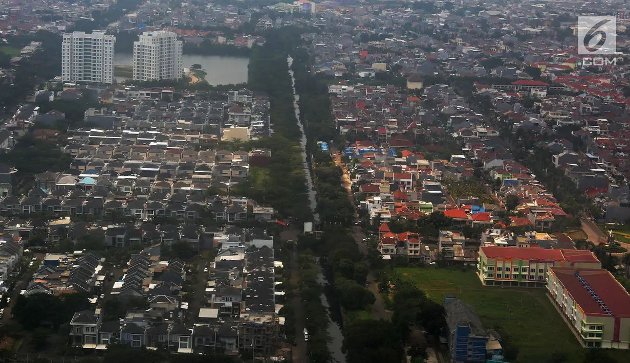 Foto udara lansekap Kota Jakarta, Rabu (28/3). Menurut Wakil Gubernur DKI Jakarta Sandiaga Uno 70 persen warganya tergolong ke dalam masyarakat berpenghasilan rendah (MBR). (Liputan6.com/Immanuel Antonius)
