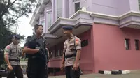 Polisi memeriksa keamanan GBI Depok (Ady Anugrahadi/Liputan6.com)