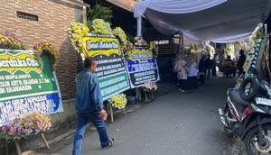 Rumah duka Kapten Inf Zulmi Aditya Iskandar bertabur karangan bunga, Kampung Cikendal, RT 01/04, Kelurahan Cipageran, Kecamatan Cimahi Utara, Rabu pagi (1/4/2026). (Liputan6.com/ Dikdik Ripaldi)
