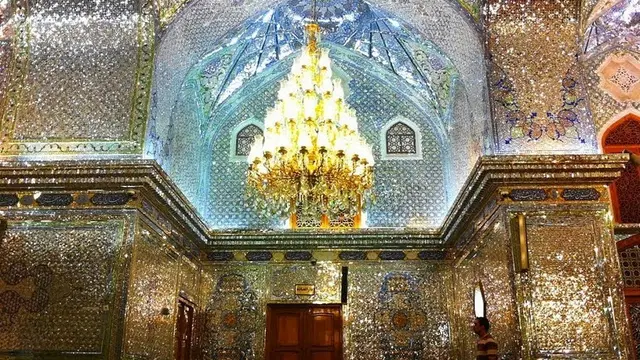 Keindahan Masjid Shah Cheragh (sumber: wikipedia)