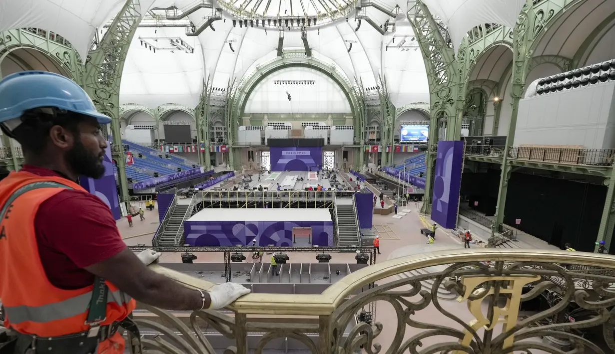 Konstruksi Grand Palais ditopang enam ribu ton baja yang dicat dengan warna hijau. (AP Photo/Andrew Medichini)