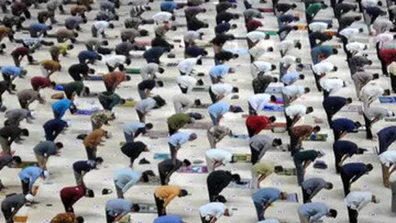 Niat dan Tata Cara Sholat Tarawih di Bulan Ramadhan 2025, Lengkap dengan Keutamaannya