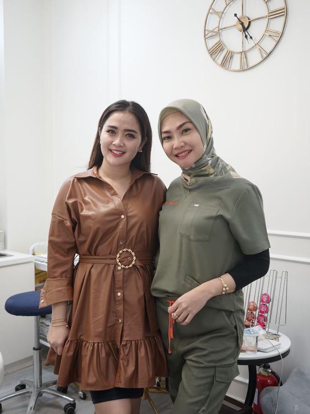 Vega Darwanti saat melakukan perawatan wajah (ist)