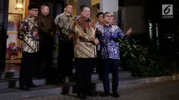 Ketum Partai Demokrat Susilo Bambang Yudhoyono (SBY) bersalaman dengan Ketum Partai Amanat Nasional (PAN) Zulkifli Hassan sebelum pertemuan tertutup di kediamannya di Mega Kuningan, Jakarta, Rabu (25/7). (Liputan6.com/Johan Tallo)