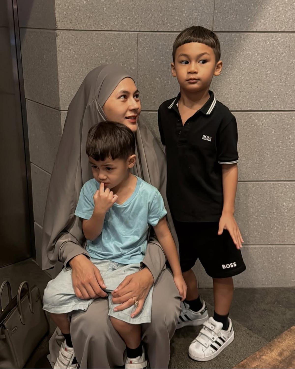 6 Potret Paula Verhoeven Tampil Cantik dengan Busana Syar'i Bareng Anak-Anak, Wajahnya Disebut Makin Fresh