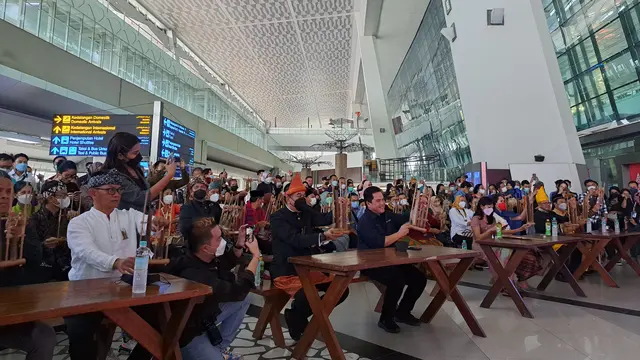 Menteri BUMN Erick Thohir dan Presiden Direktur PT Angkasa Pura II Muhammad Awaluddin, sapa penumpang dan bermain angklung bersama di Bandara Internasional Soekarno Hatta (Soetta), Minggu (26/6/2022).