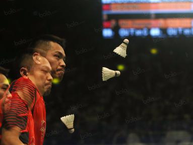 Pemain asal China Lin Dan terpaksa angkat koper usai kalah dari pemain Indonesia Jonatan Christie 21-12,21-12 pada laga Indonesia Open 2016 di Istrora Senayan, Jakarta, Kamis (2/6/2016). (Bola.com/Nicklas Hanoatubun)