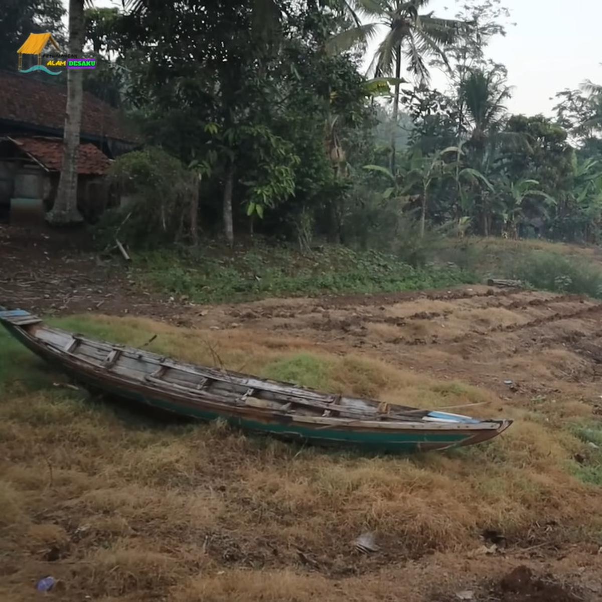 Mengintip kehidupan warga di pinggiran Bandung dengan moda transportasi rakit