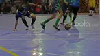 Pemain Timnas Futsal Indonesia, Reza Yamani (tengah) mencoba melewati para pemain BJL 2000 pada laga Uji Coba di Lapangan Futsal Tifosi Sport Center, Jakarta, (14/1/2017). Timnas menang 7-5. (Bola.com/Nicklas Hanoatubun)