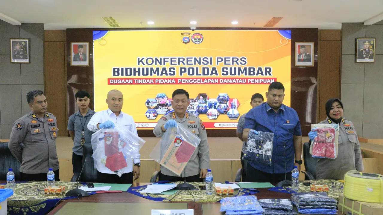 Polda Sumbar menangkap seorang penipu asal Yogyakarta. Tersangka mengaku keturunan bangsawan untuk melancarkan aksinya. (Liputan6.com/ ist)