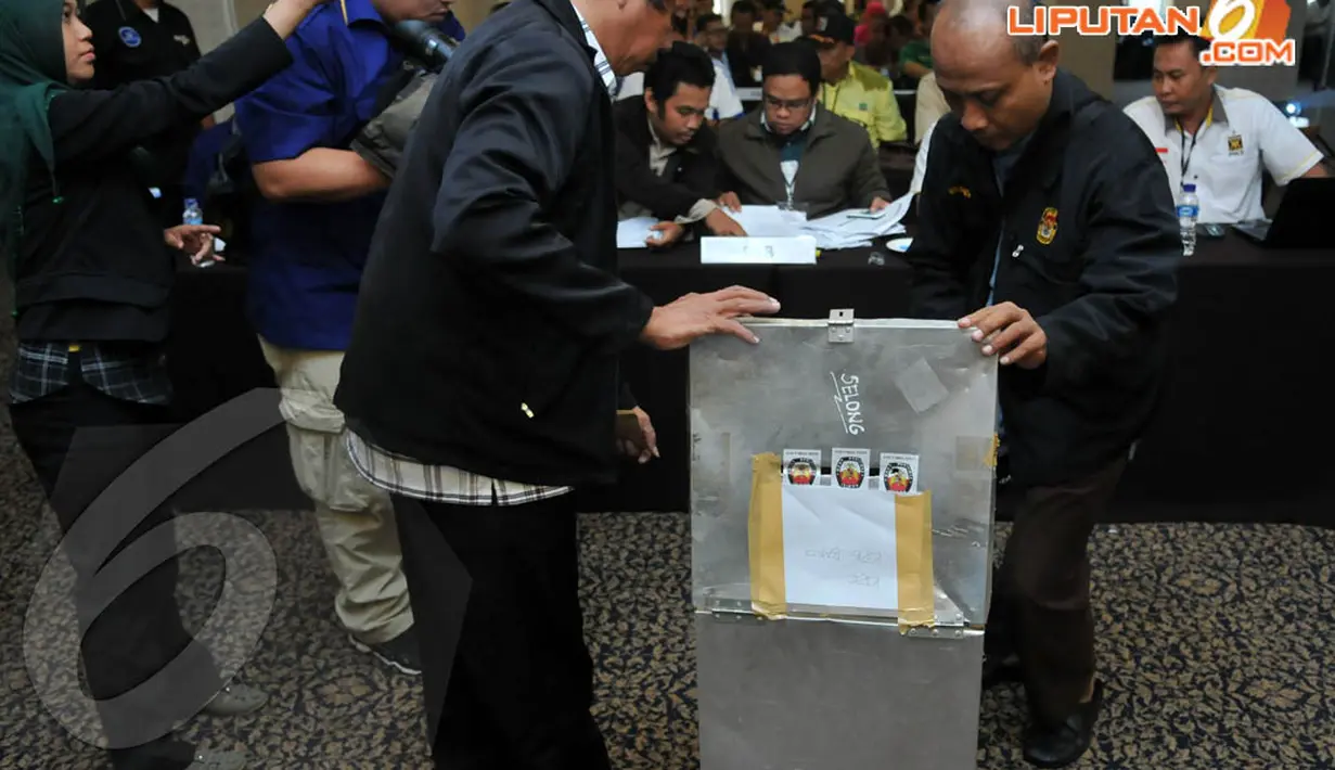 Dihadapan para saksi, petugas KPUD DKI Jakarta membuka kotak suara di Hotel Maharadja, Jakarta, Senin (21/4/14). (Liputan6.com/Johan Tallo)