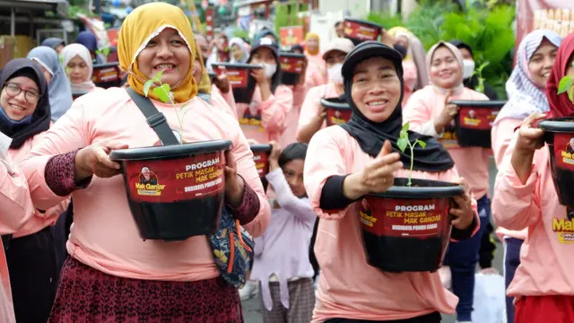 Relawan Mak Ganjar mengajak ratusan warga Warakas, Jakarta Utara membagikan 500 bibit cabai ke lingkungan sekitar (Istimewa)
