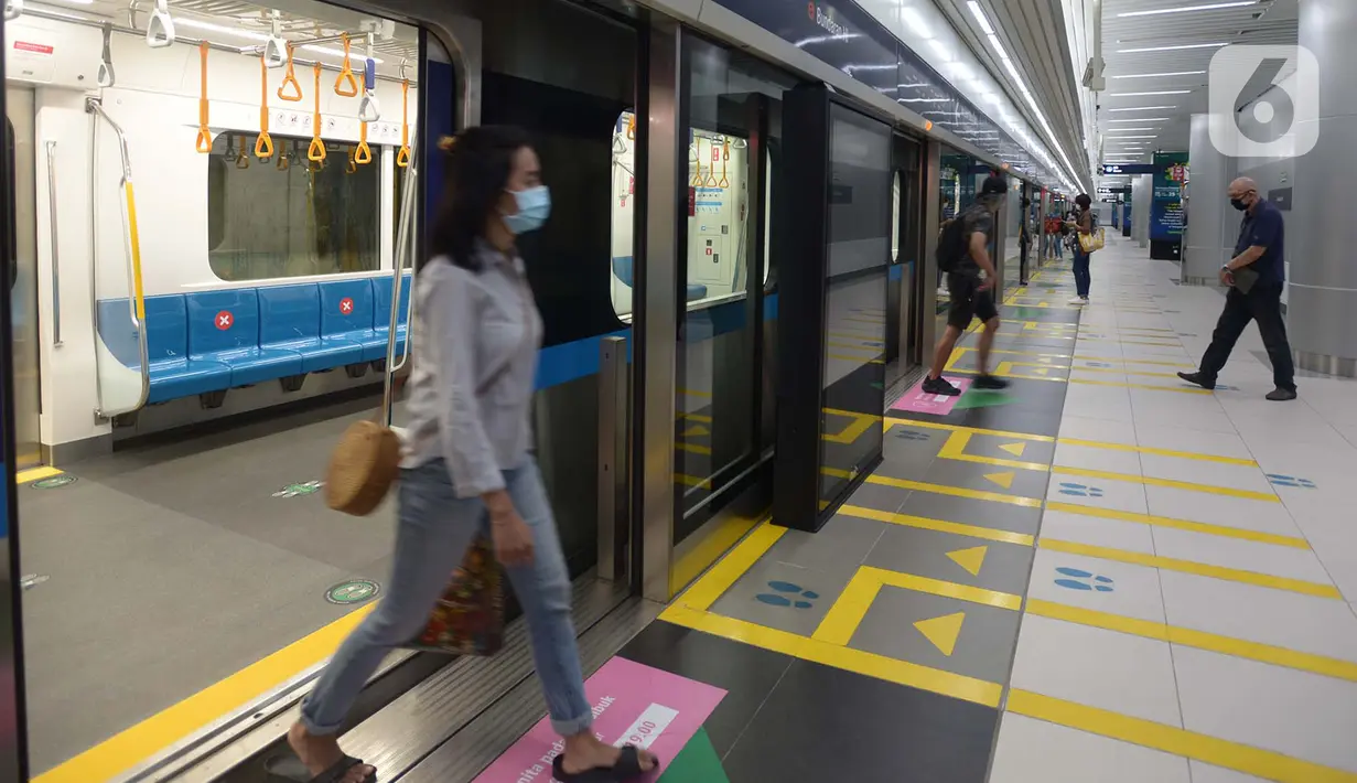Penumpang turun dari kereta Moda Raya Terpadu (MRT) MH Thamrin-Blok M di Jakarta, Rabu (14/10/2020). Setelah menghentikan layanan operasional karena unjuk rasa, PT MRT Jakarta pada hari ini, Rabu (13/10), kembali beroperasi secara normal. (merdeka.com/Imam Buhori)