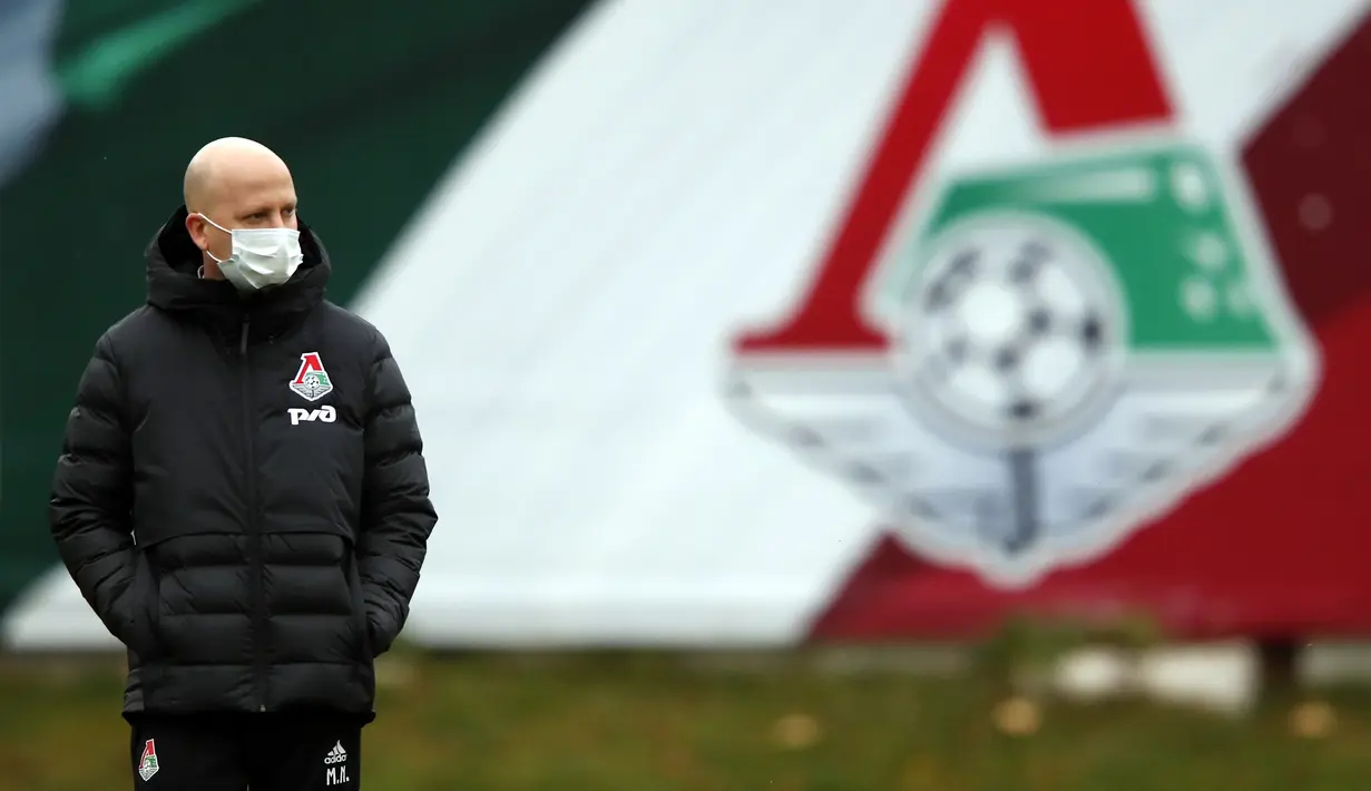 Pelatih Lokomotiv Moskow, Marko Nikolic menyaksikan pemainnya berlatih di Bakovka di luar Moskow (26/10/2020). Lokomotiv Moskow akan bertanding melawan wakil Jerman, Bayern Munchen pada grup A Liga Champions. (AFP/Pool/Maxim Shipenkov)