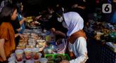 Warga saat membeli makan dan minuman untuk berbuka puasa di kawasan Bendungan Hilir, Jakarta, Kamis (23/3/2023). (Liputan6.com/Herman Zakharia)