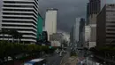 Awan mendung yang menutupi kawasan Thamrin, Jakarta, Kamis (18/2/2021). Badan Meteorologi, Klimatologi, dan Geofisika (BMKG) memprediksi hujan disertai angin akan terjadi lusa mendatang dan meminta para pengguna jalan harus berhati-hati saat berkendara. (merdeka.com/Imam Buhori)