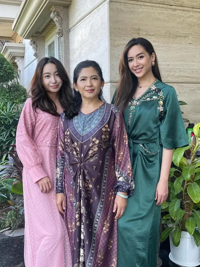 Inspirasi Outfit Warna Hijau Ala Elvira Devinamira/Instagram @elviraelph