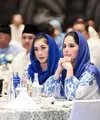 Sebagai kakak dan adik ipar, Annisa Pohan dan Aliyah Rajasa kerap tampil kompak. Terbaru, kedua mantu Presiden ke-6 RI SBY itu tampil kembar dengan busana yang sama persis [@annisayudhoyono]