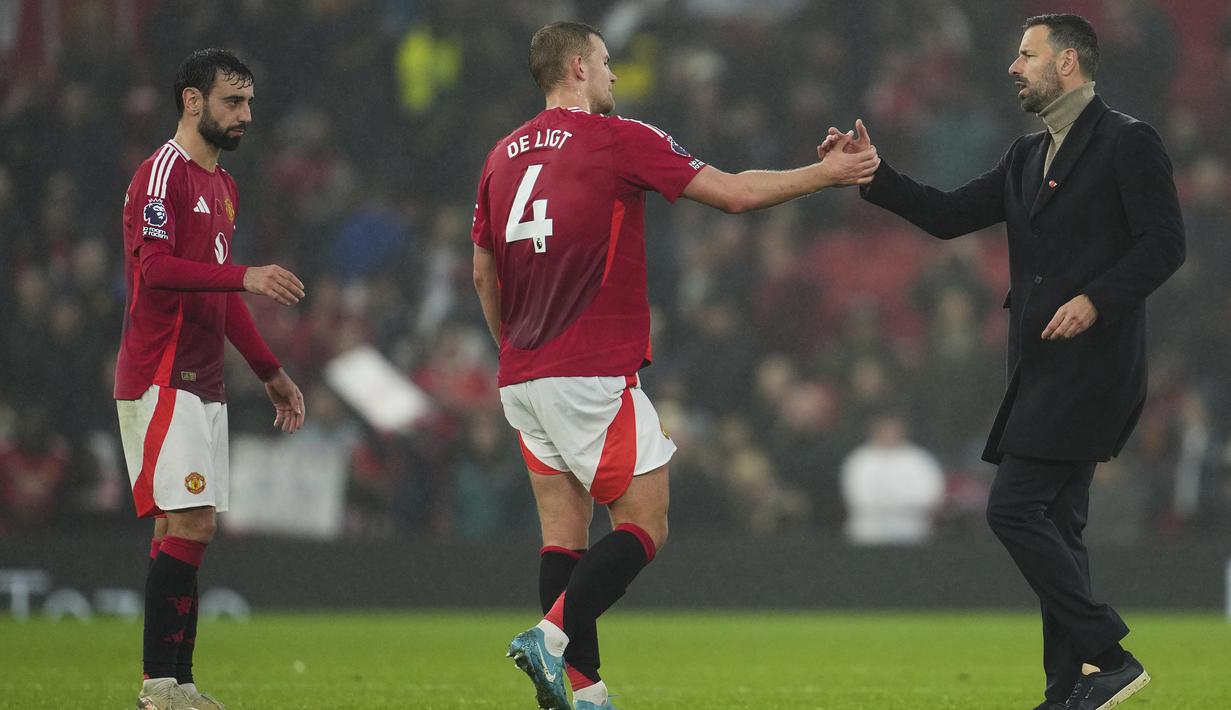 Pelatih interim Manchester United, Ruud van Nistelrooy menyalami pemainnya Matthijs de Ligt setelah laga lanjutan Liga Inggris 2024/2025 di Old Trafford, Manchester, Inggris, Minggu (10/11/2024). (AP Photo/Jon Super)