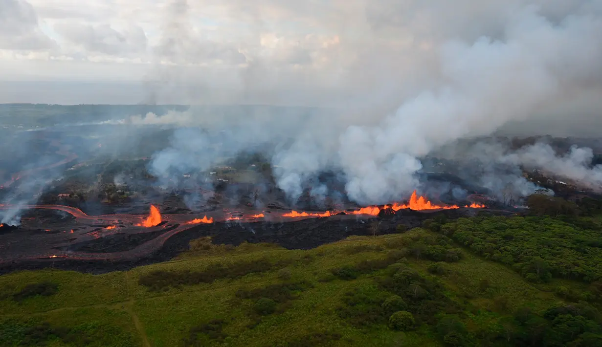 Pemandangan lava meletus dari celah dekat Pahoa saat erupsi yang sedang berlangsung di Gunung berapi Kilauea, Hawaii, 19 Mei 2018.  Seperti diketahui, Kilauea merupakan salah satu gunung berapi paling aktif di dunia. (U.S. Geological Survey via AP)